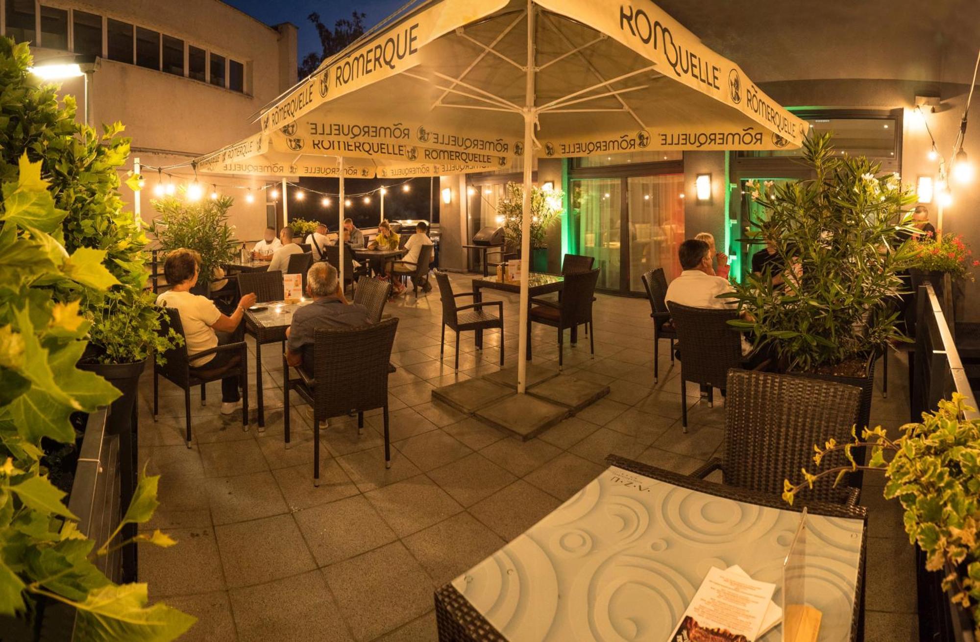Azul Hotel & Restaurant Partizanske Bagian luar foto