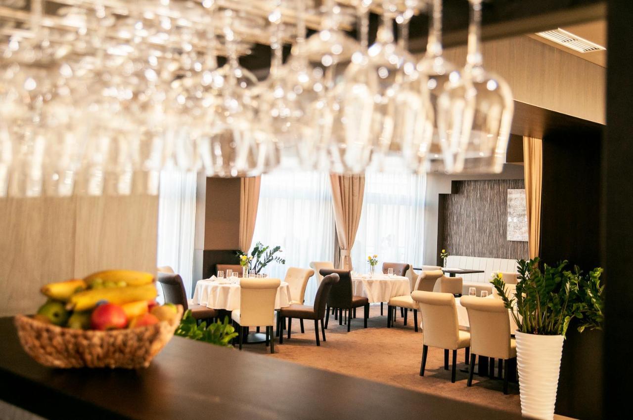 Azul Hotel & Restaurant Partizanske Bagian luar foto